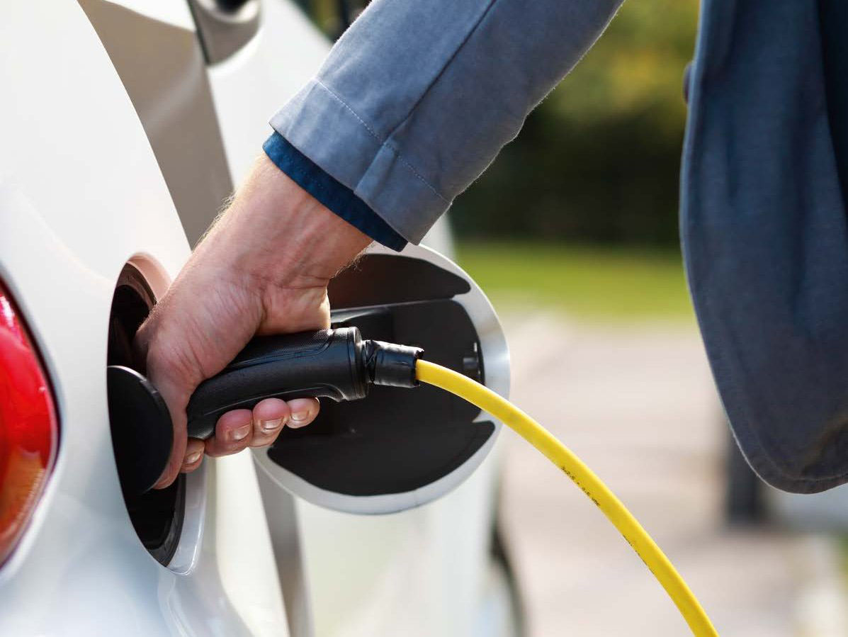 Elektromobilität E-Auto wird betankt