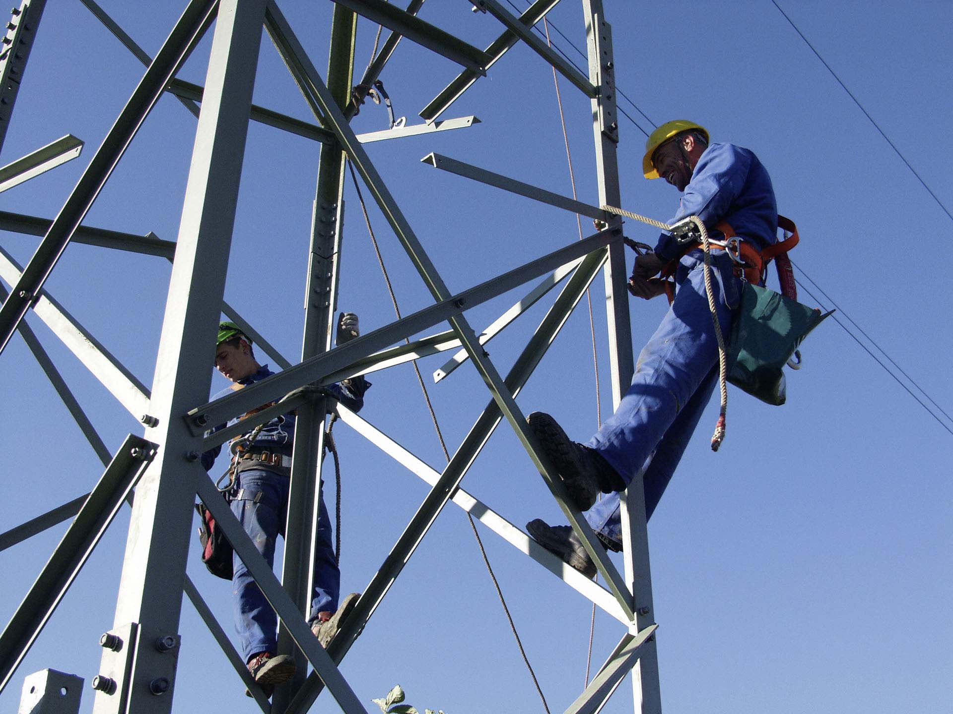 Mitarbeter klettern auf einem Mast