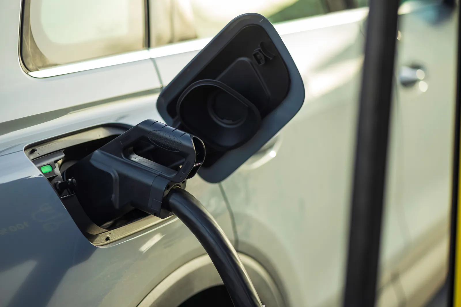 Effiziente Schnellladestation für Elektrofahrzeuge Ein Elektrofahrzeug ist an einer Ladestation angeschlossen und wird geladen – ein Beispiel für moderne E-Mobilität.