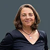 Porträtbild von Patrizia Ferrara vor grauem Hintergrund
