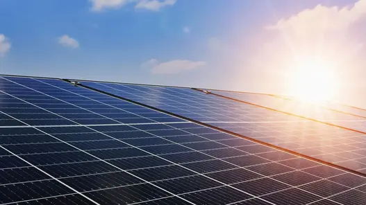 Eine Photovoltaik-Anlage und Sonnenschein bei blauem Himmel