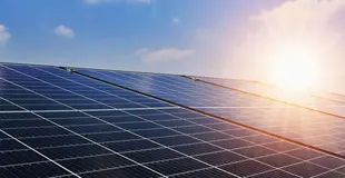 Eine Photovoltaik-Anlage und Sonnenschein bei blauem Himmel