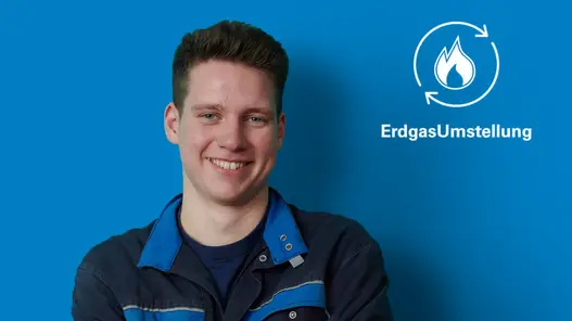 Junger Mann in Arbeitskleidung. Logo mit Flamme und Kreislauf