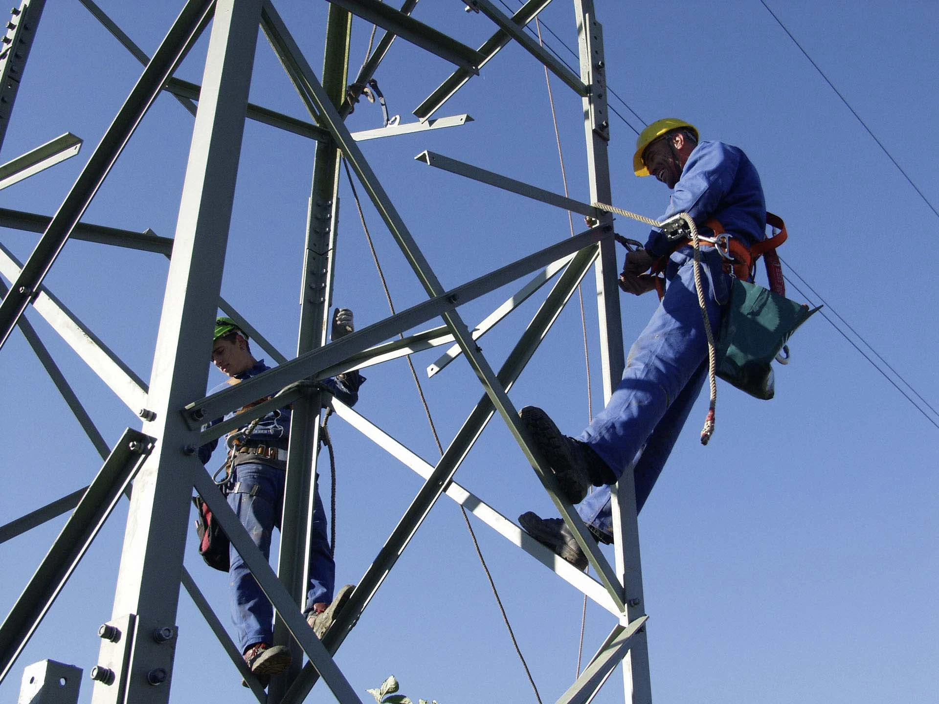 Titel WWN Mitarbeter klettern auf einem Mast