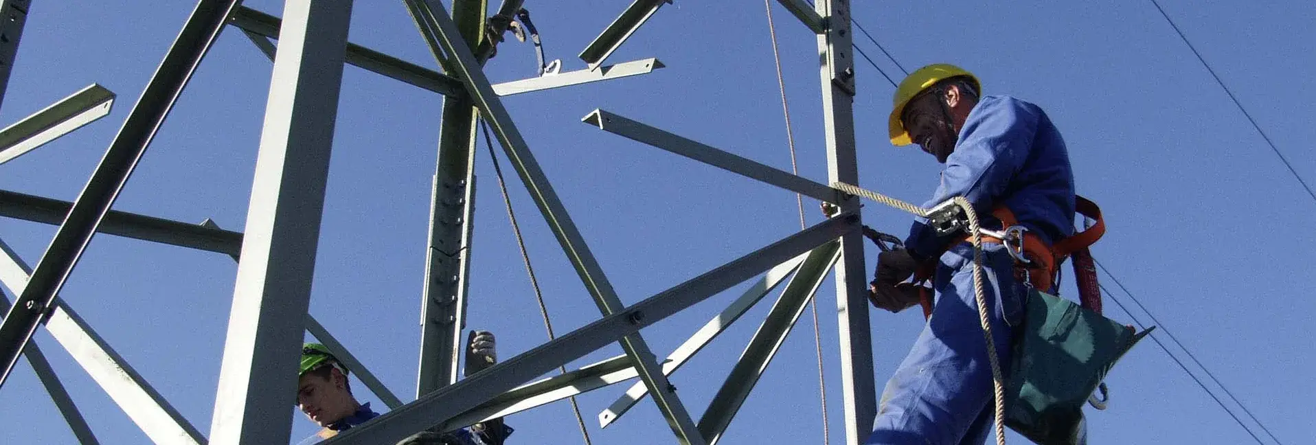 Mitarbeter klettern auf einem Mast