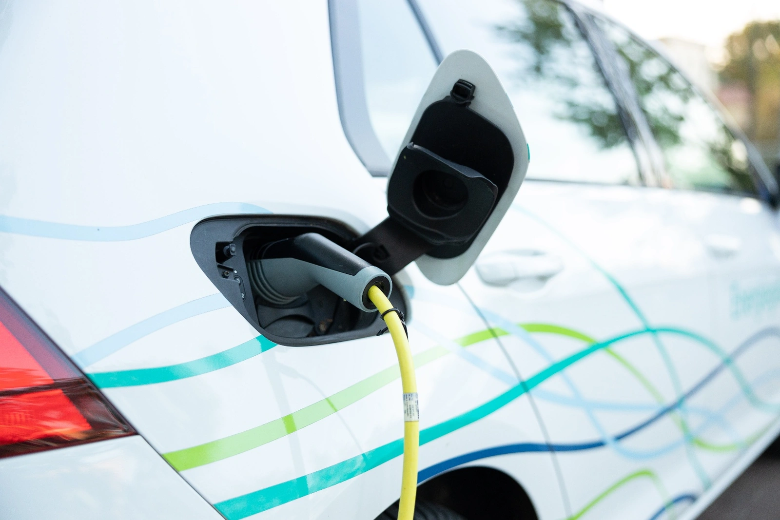 Aufladung E-Auto Ladesäule E-Auto wird an einer Ladesäule geladen