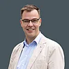 Sebastian Wöhler Porträtbild von Sebastian Wöhler vor grauem Hintergrund
