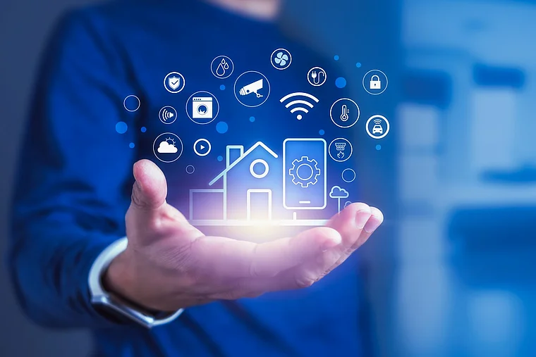 Regelung §14a EnWG Steuerung Das Bild zeigt eine Hand mit digitalen Symbolen für Smart Home und vernetzte Energietechnik.