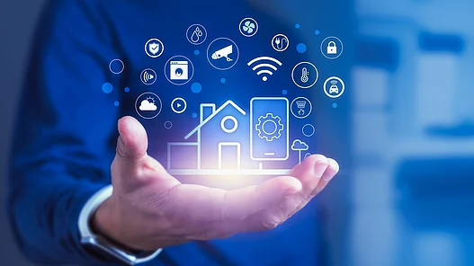 Regelung §14a EnWG Steuerung Das Bild zeigt eine Hand mit digitalen Symbolen für Smart Home und vernetzte Energietechnik.