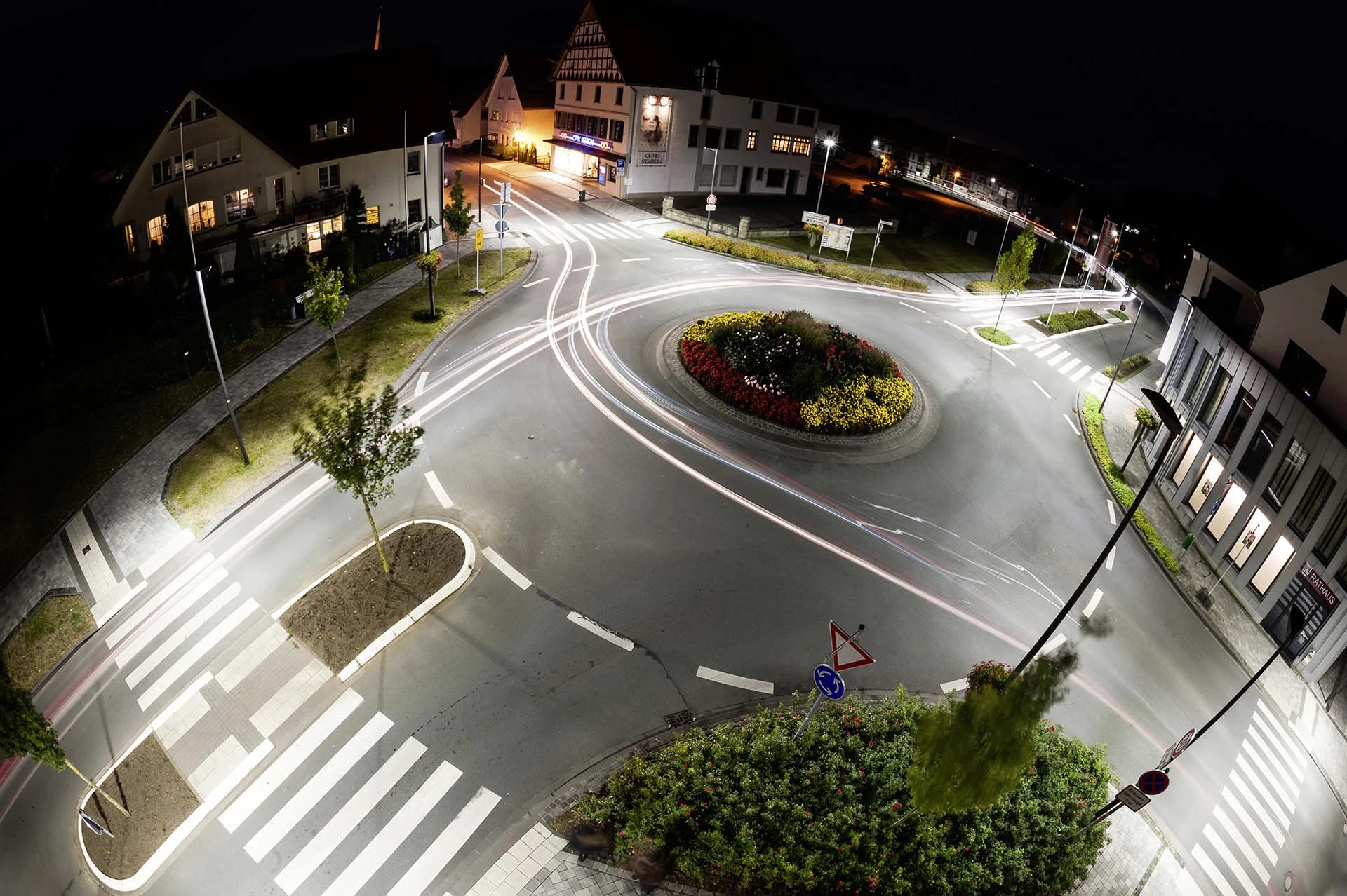 Delbrueck bei Straßenlicht Beleuchtete Straße in Delbrueck