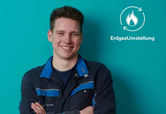 Junger Mann in Arbeitskleidung. Logo mit Flamme und Kreislauf