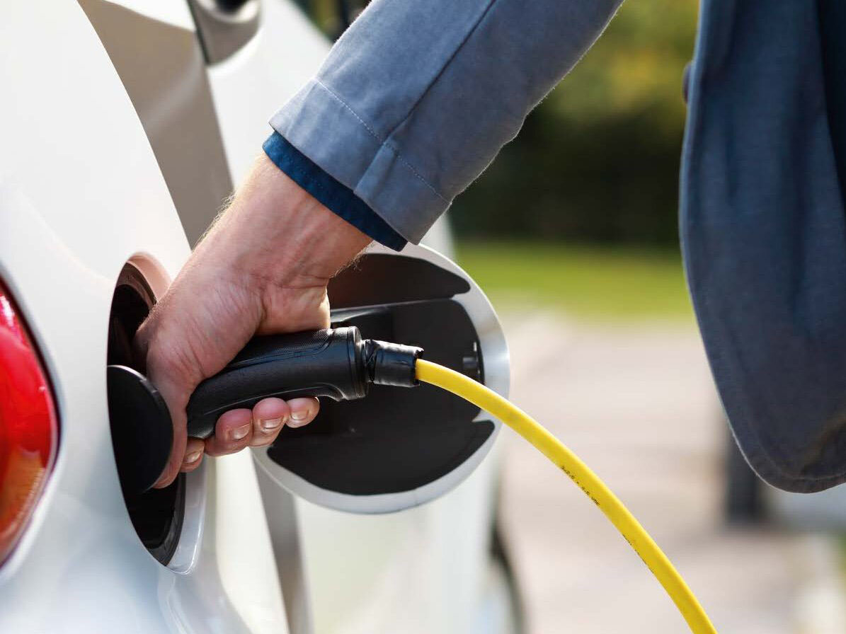 Elektromobilität E-Auto wird aufgeladen