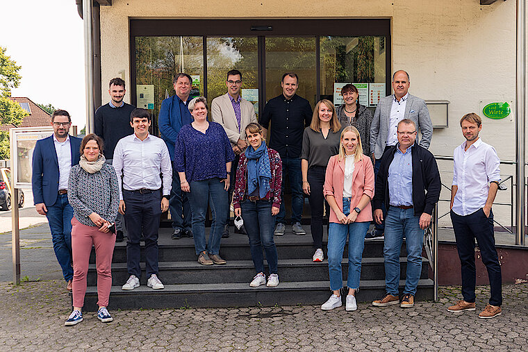 Gruppenbild draußen vor einem Eingangsbereich Klimaschutznetzwerk