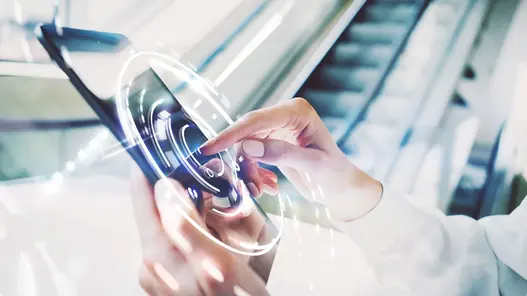 Datenschutz Website Eine Person nutzt ein Tablet mit eingeblendeten digitalen Interface-Elementen, die Datennutzung und Technologie symbolisieren.