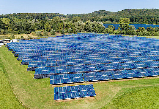 Solaranlage auf einer Wiese Westfalen Weser Netz