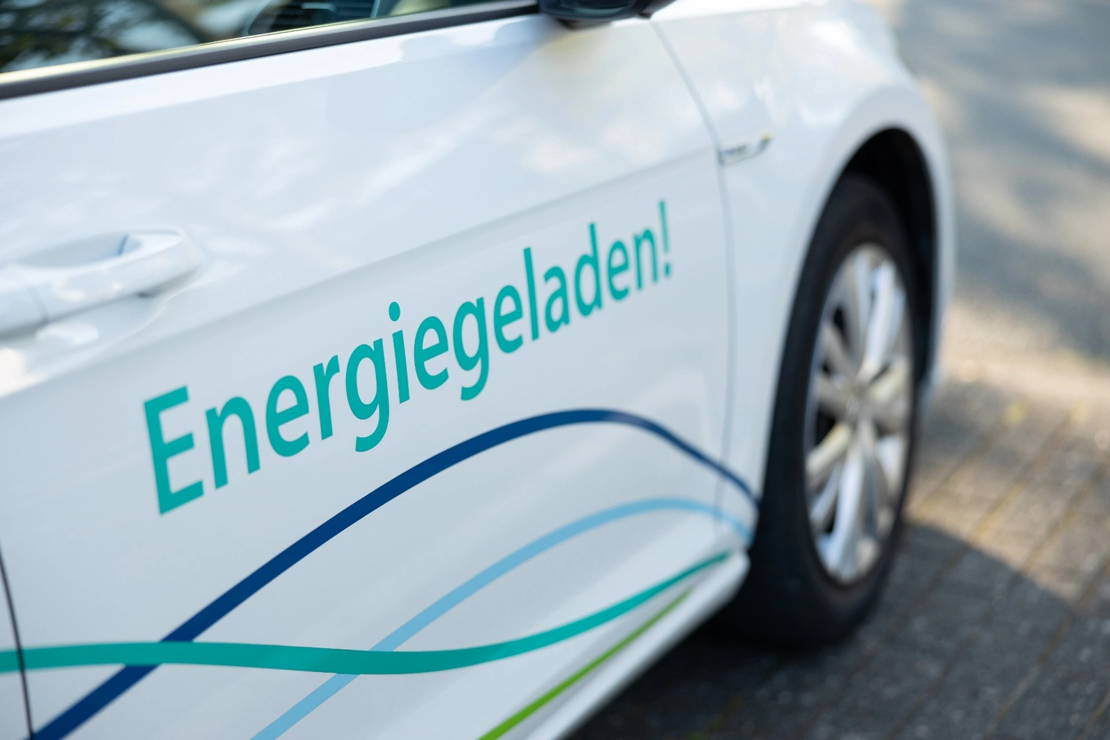 Bild E-Auto Energieladen Elektroauto WW mit dem Schriftzug Energiegeladen