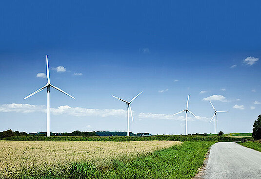 Feld mit Windrädern Westfalen Weser Netz