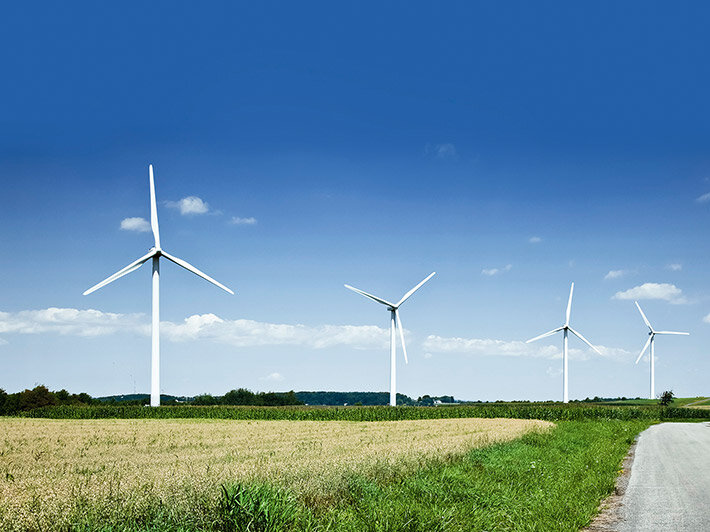 Feld mit Windrädern Westfalen Weser Netz