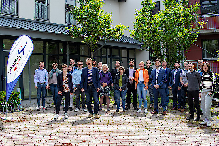 Gruppenbild draußen vor einem Eingangsbereich Klimaschutznetzwerk